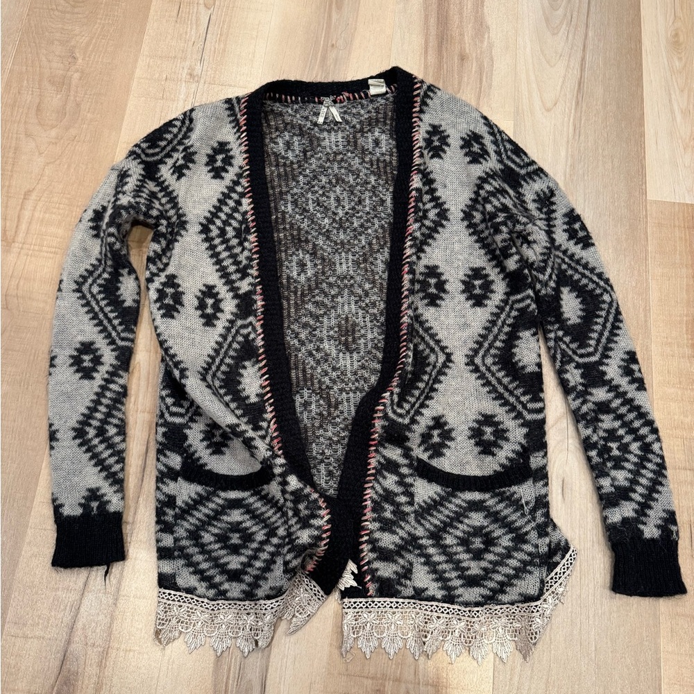 G by BKE XS Geometric Knit Cardigan Black White Grey Lace Trim
